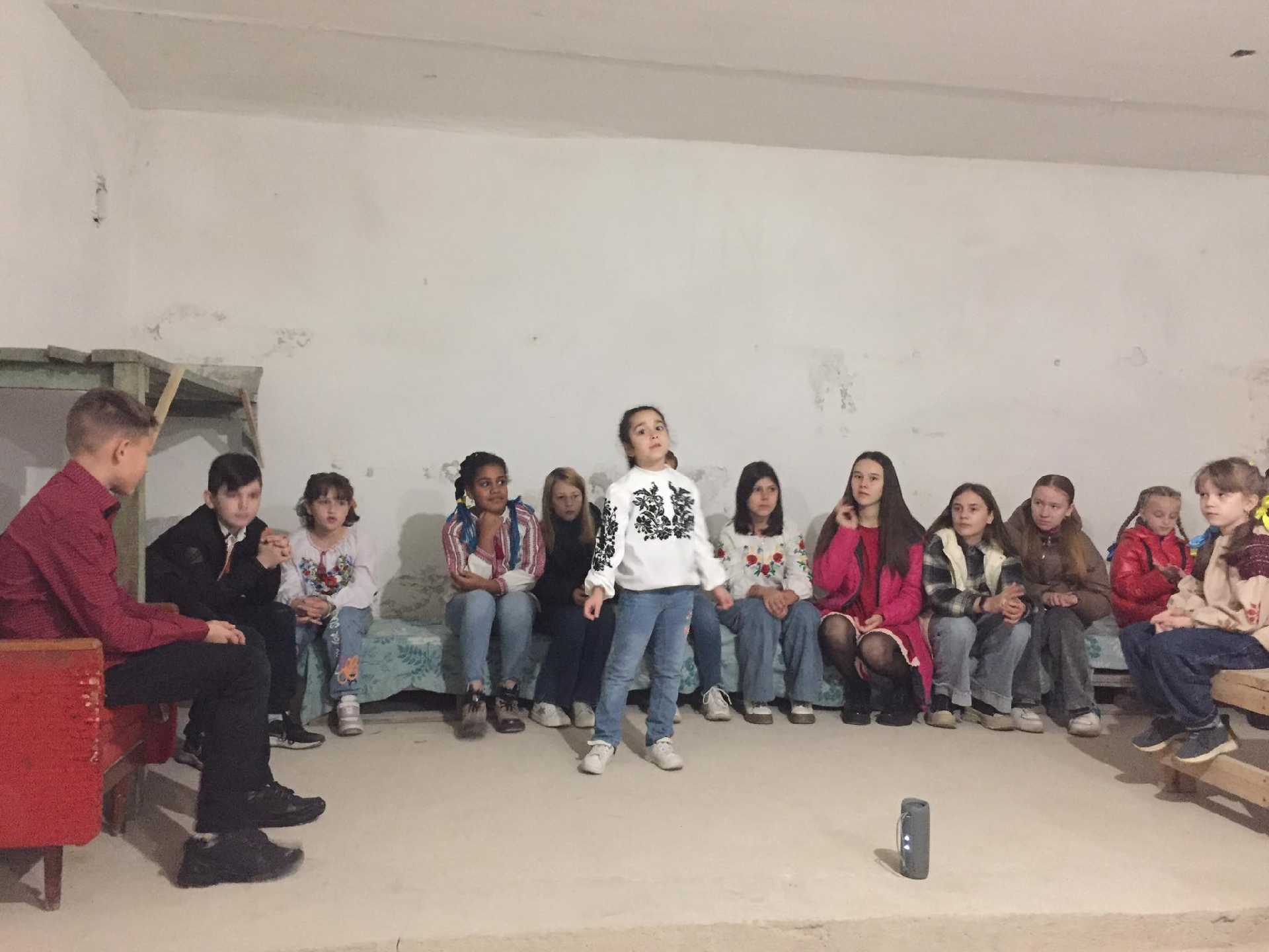 Імпровізований виступ в укритті.