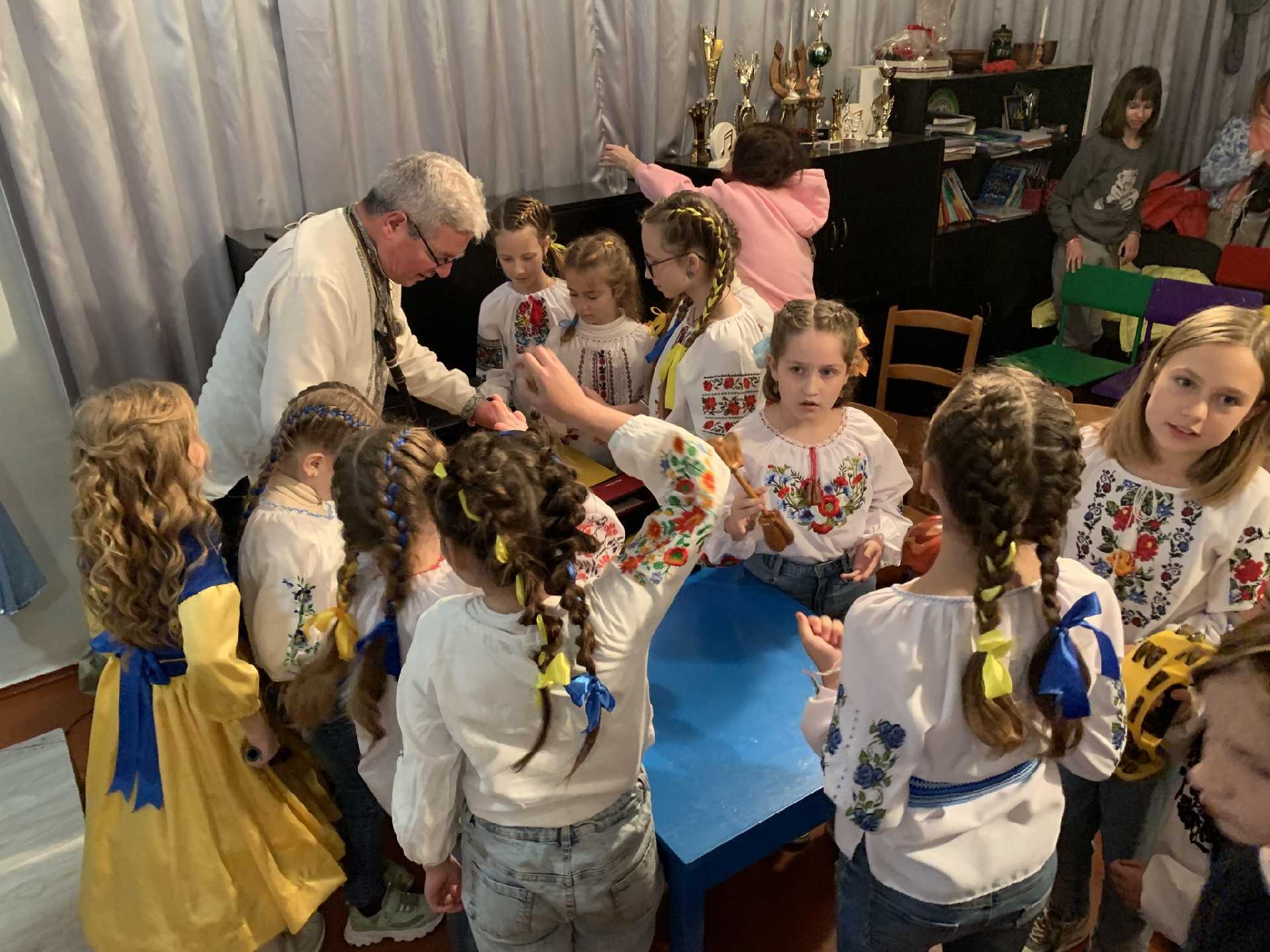 Майстер-клас по грі на автентичних народних музичних інструментах від Валерія Чобоняна.