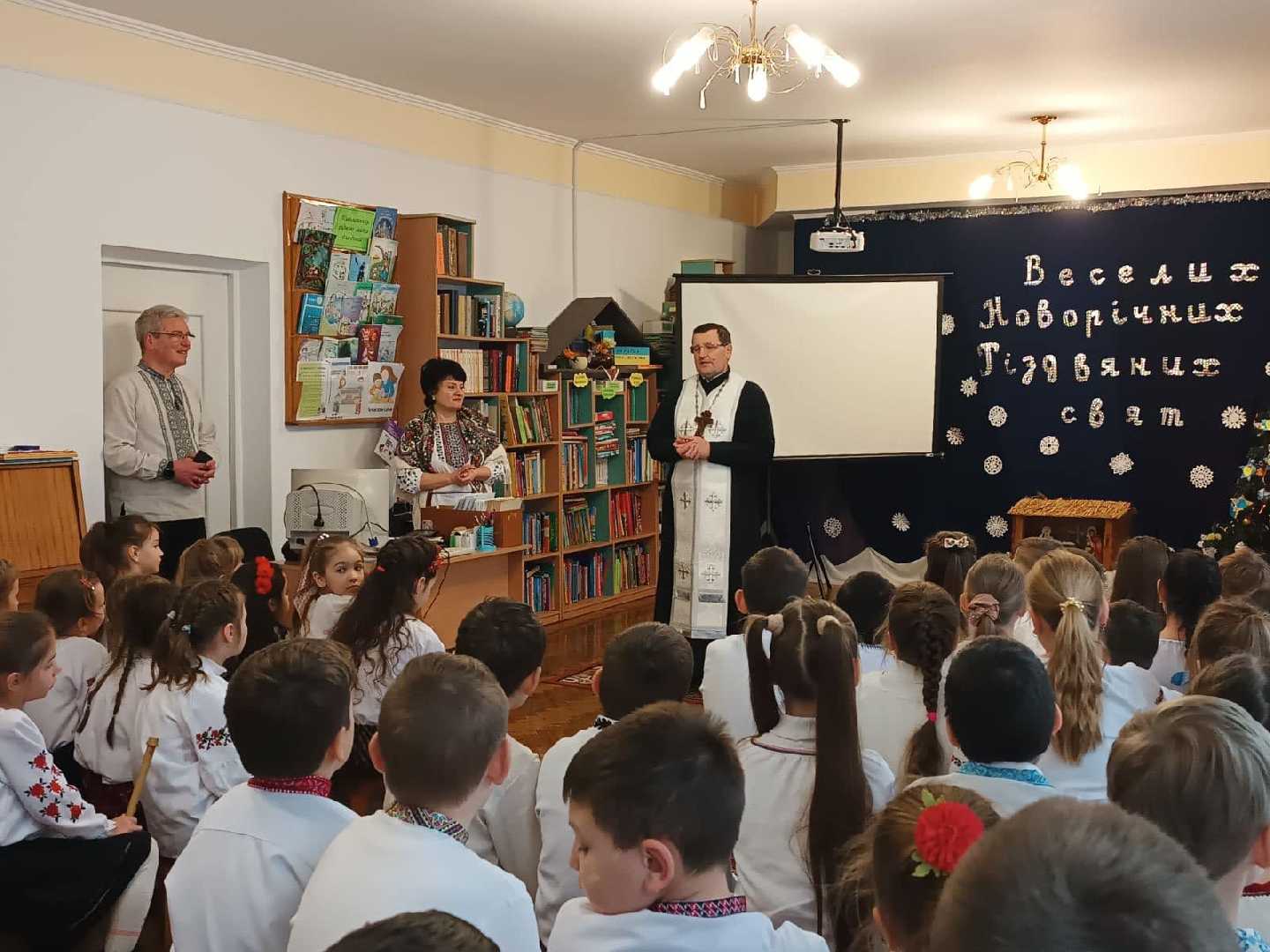 Духовний наставник нашої школи отець Іван Макух із Собору рівноапостольного князя Володимира 23.01.23р. святою водою окропив школу