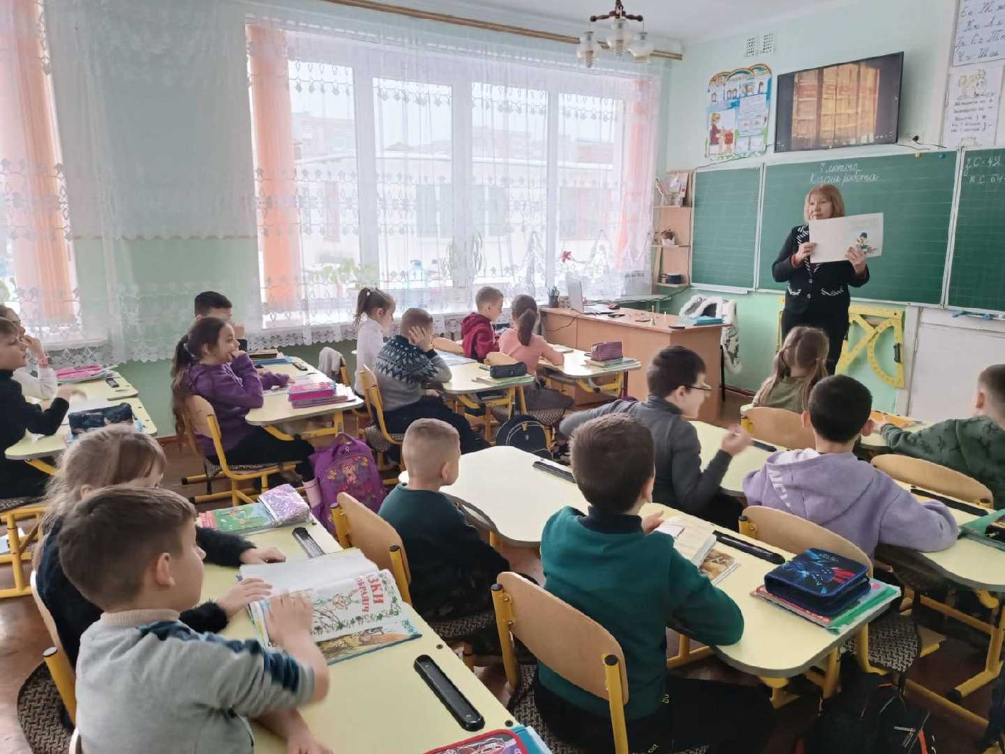 Шкільний бібліотекар Саніна Тетяна Миколаївна провела для учнів 2-Б класу бібліотечний урок  