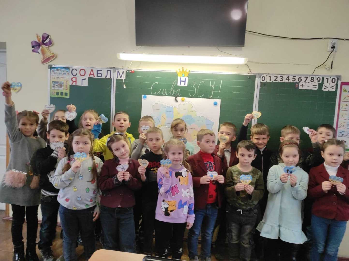 Наймолодші учні нашої школи ( 1-Б клас, вчитель Пташкограй О.М) виготовили   