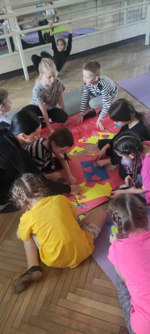 Валентинки для воїнів ЗСУ від вихованців зразкового хореографічного колективу 