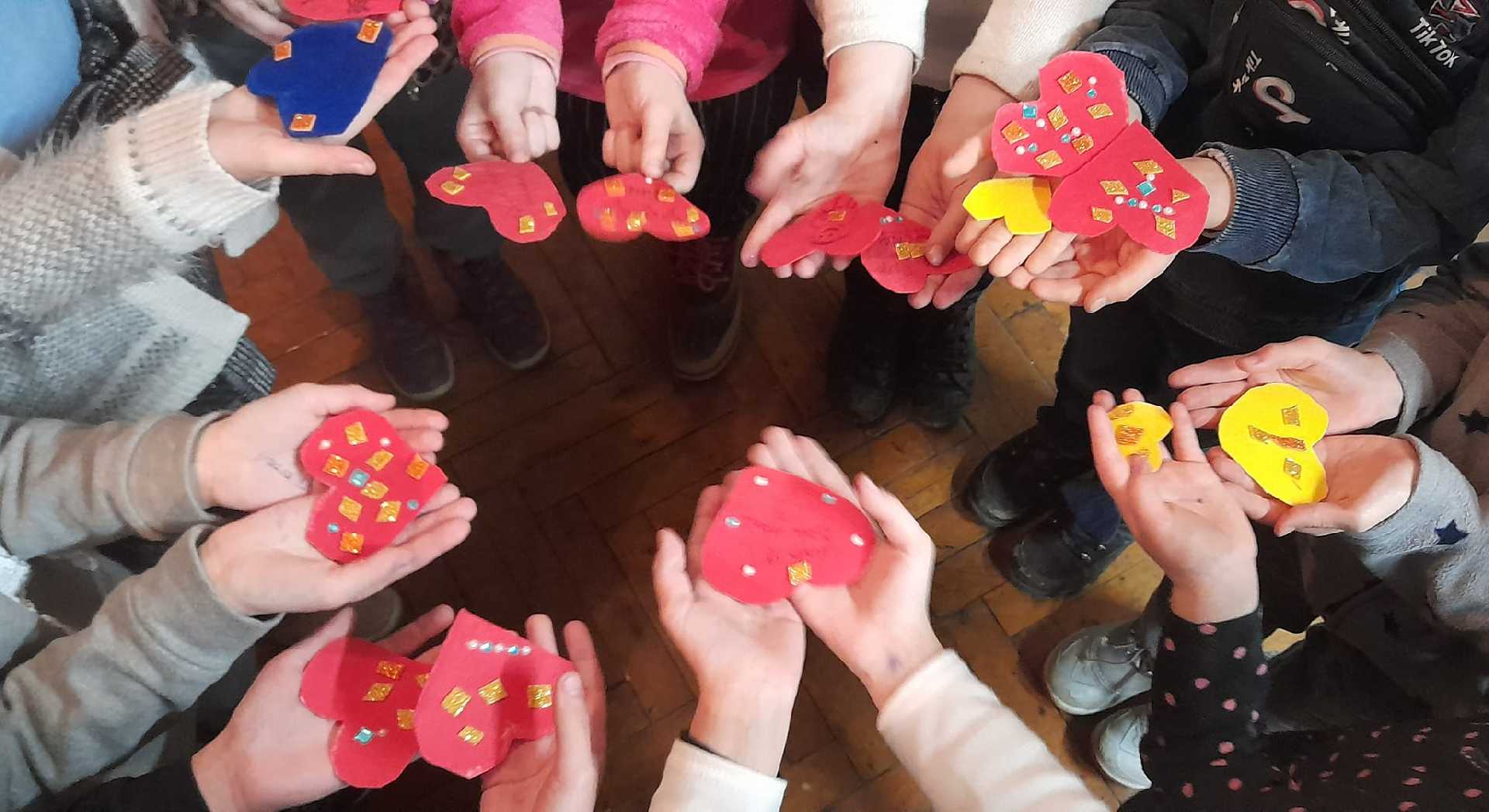 Листівкочки-сердечка для дорогих серцю людей від вихованців гуртка 