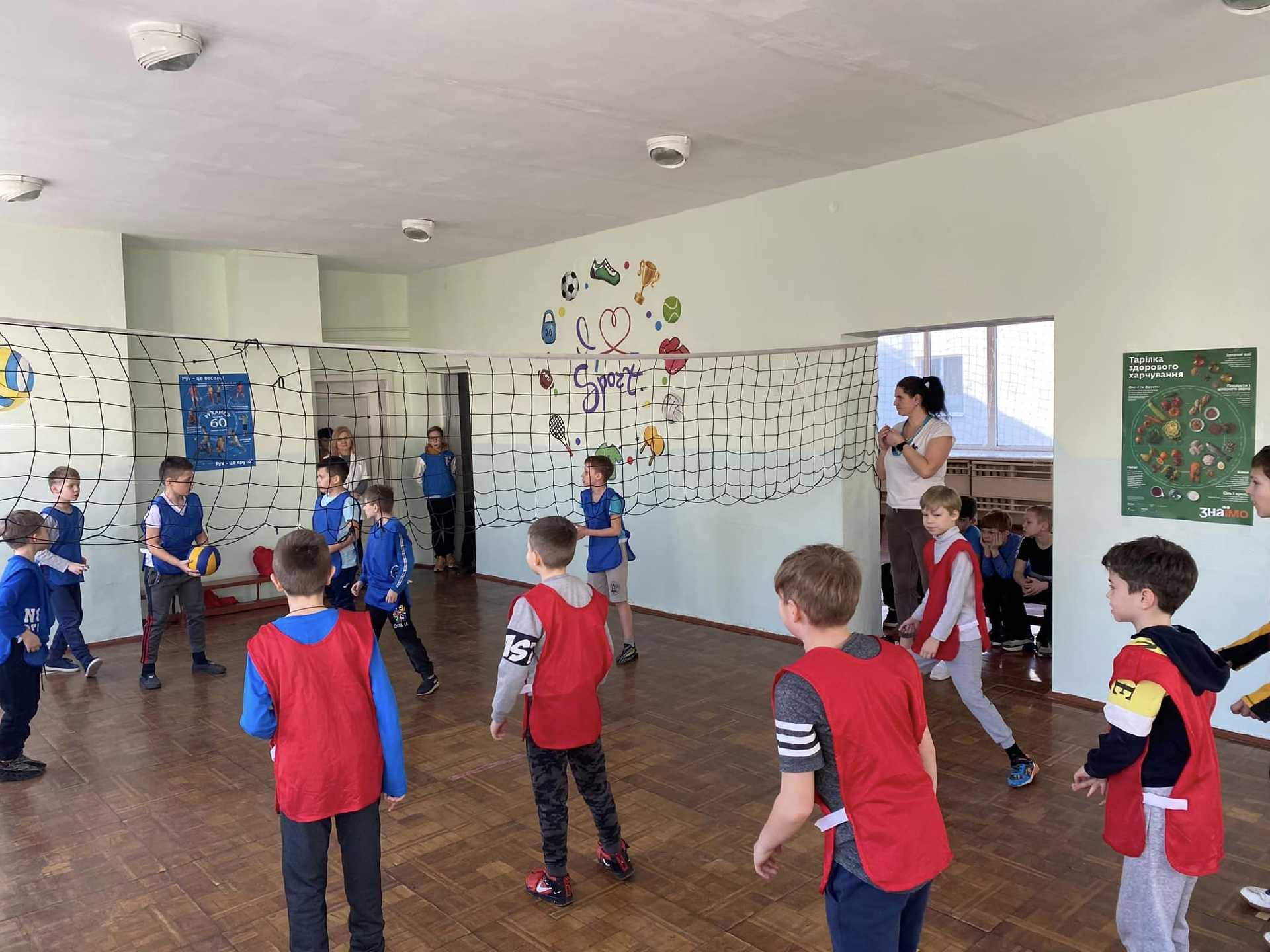 16.02.2023 у нашій школі відбулися спортивні змагання з міні- волейболу 