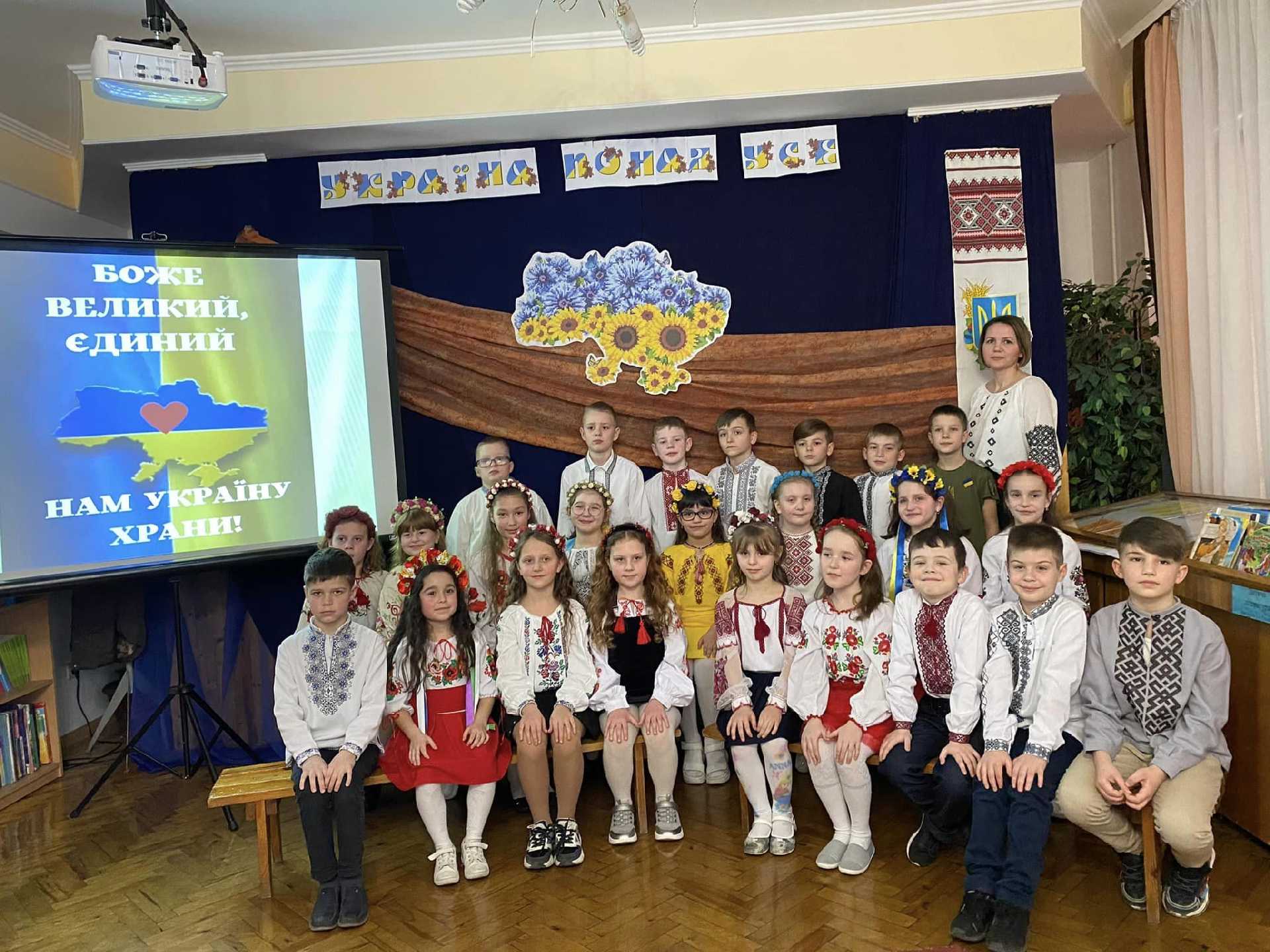 Про Богом обдаровану землю - Україну, велич рідного слова, славетних борців за волю Батьківщини гордо звучали слова на уроці пам'яті 