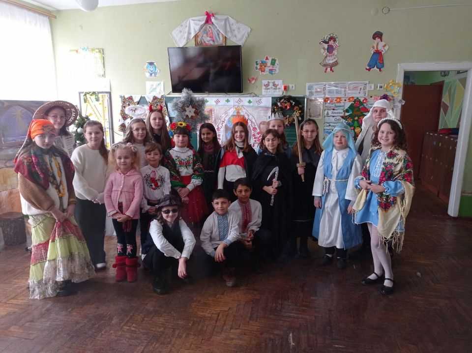 Здобувачі освіти 4-Б класу (класний керівник Горяча О.М.) підготували різдвяний вертеп.