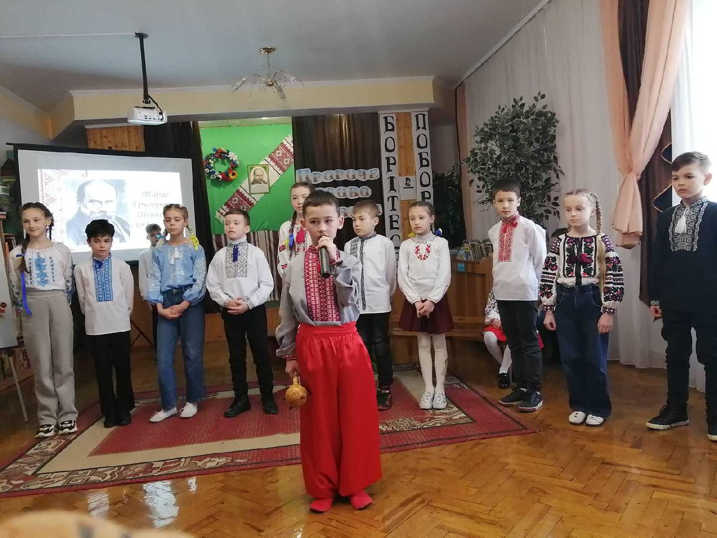 Наш Тарас Григорович мав єдину зброю - слово, тож передав її нам, своїм нащадкам, як дорогоцінний скарб.