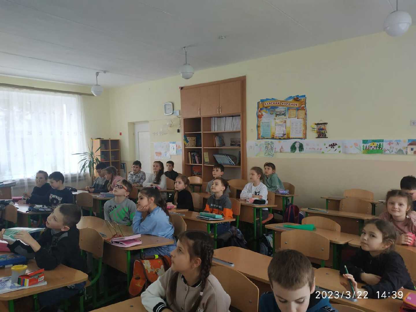 Сьогодні для учнів 3-Б класу(класний керівник Миронова Г.Б.)шкільний бібліотекар Саніна Т.М. провела бібліотечний урок 