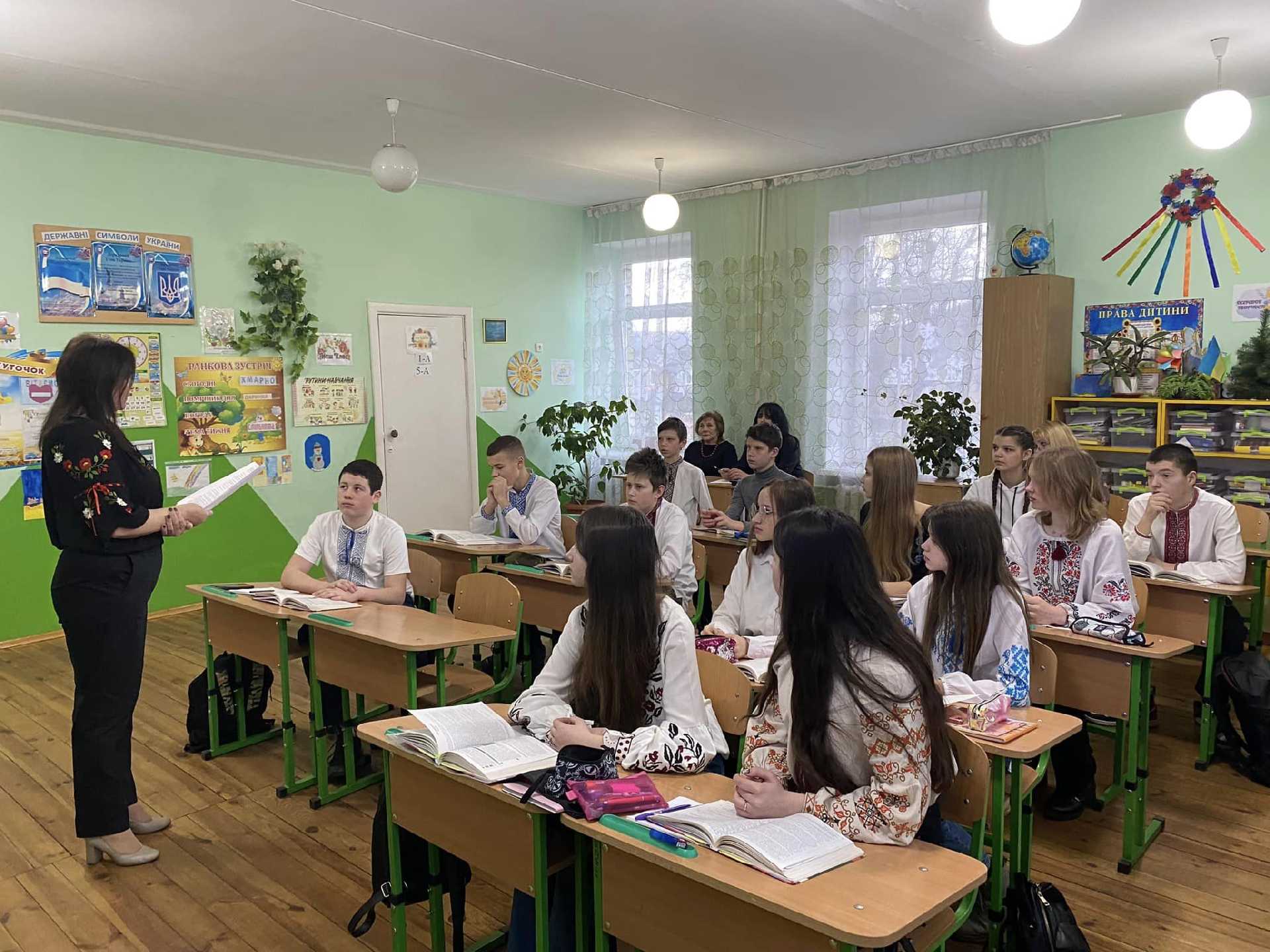 03.03.2023 учитель української мови та літератури Остапчук А. І. провела відкритий урок з української літератури у 8-А класі на тему: «О. Довженко. « Ніч перед боєм» - твір про героїзм, патріотичні почуття українців. Образи діда Платона і діда Савки, їхній моральний урок для солдатів».  