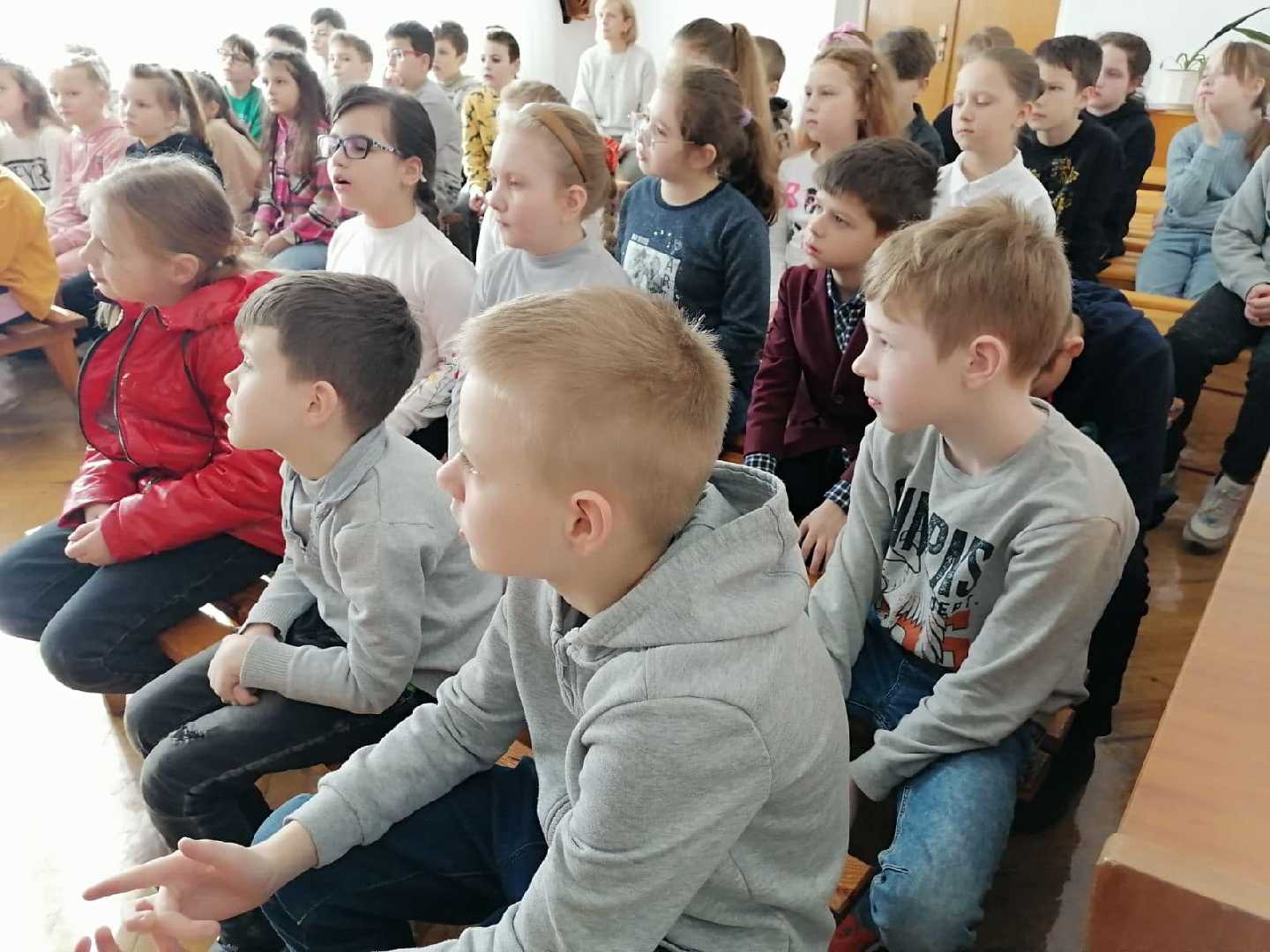 Сьогодні наші третьокласники мали духовну зустріч  із сестрою Людмилою. Діти мандрували сторінками Книги книг. Читали та обговорювали   притчу про блудного сина. 