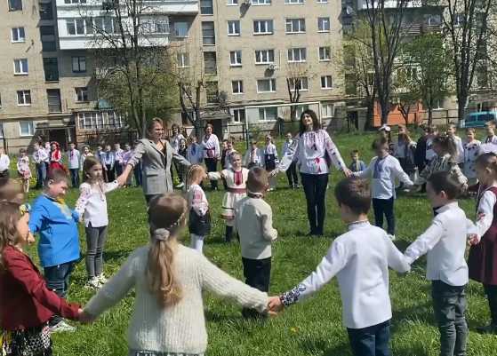 Сьогодні подвір'я нашої школи квітло дитячими посмішками, яскравими вишиванками та увінчалось великою радістю дітей і дорослих.      