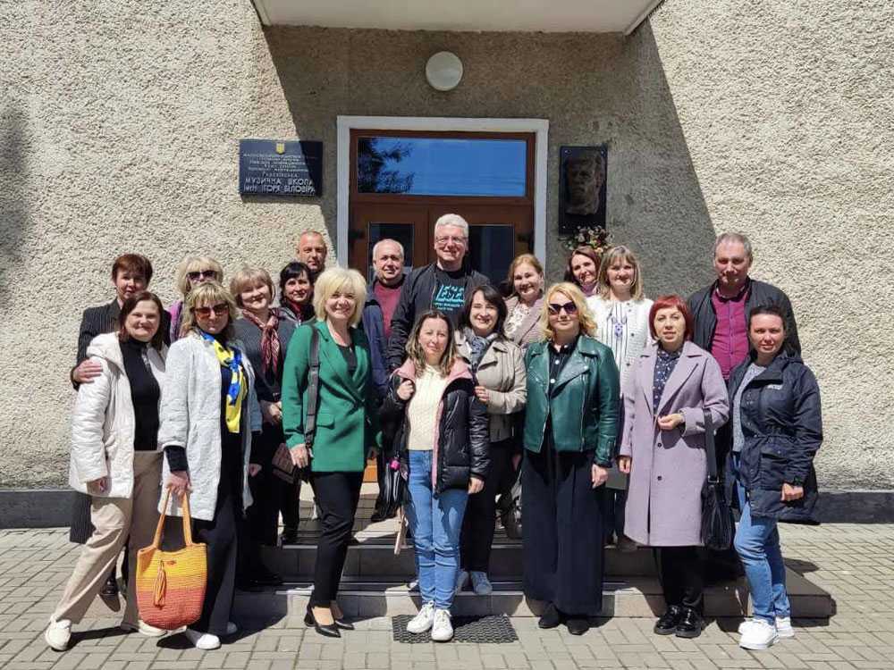 ФОРМУВАННЯ  КУЛЬТУРНОЇ   КОМПЕТЕНТНОСТІ  УЧНІВ НА ПРИКЛАДАХ ТВОРЧОСТІ  КРАЩИХ  МИТЦІВ  РІДНОГО  КРАЮ