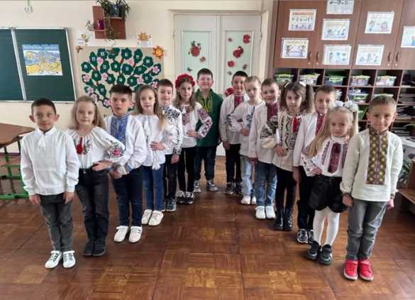 Вишиванка – це наша національна гордість. Цей український оберіг пройшов крізь віки й нині символізує чистоту почуттів, глибину безмежної любові до Батьківщини.