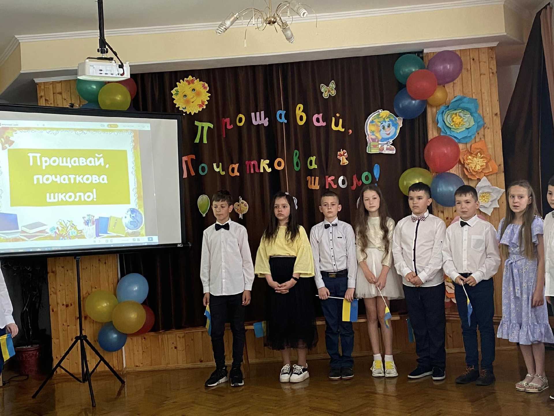 Бажаємо випускникам 4-Б класу  щасливого,мирного життя у вільній квітучій Україні.