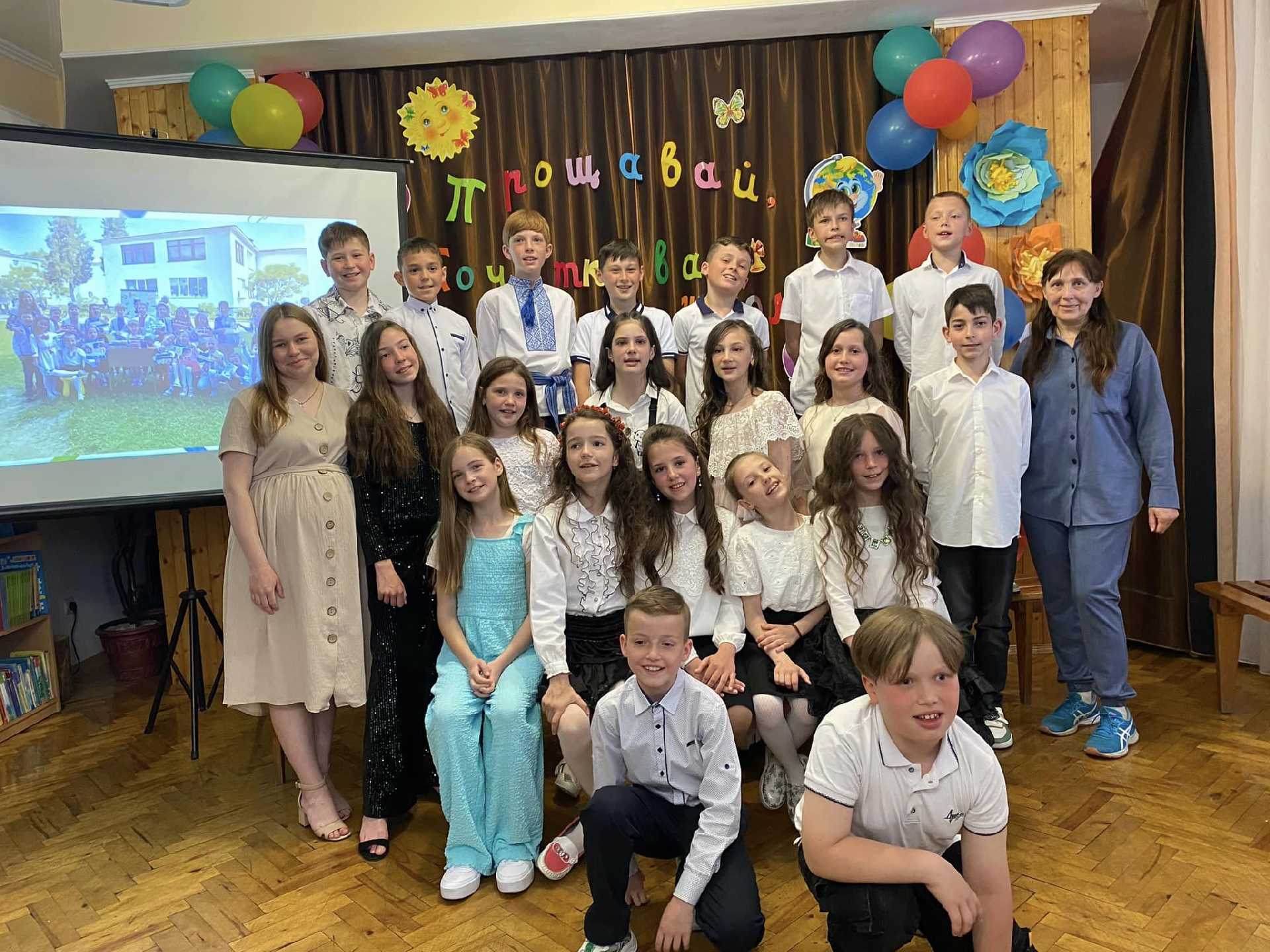 Сьогодні 30.05 відбулося прекрасне свято — випускний у 4-В класі(класний керівник Аліна Луцик). 