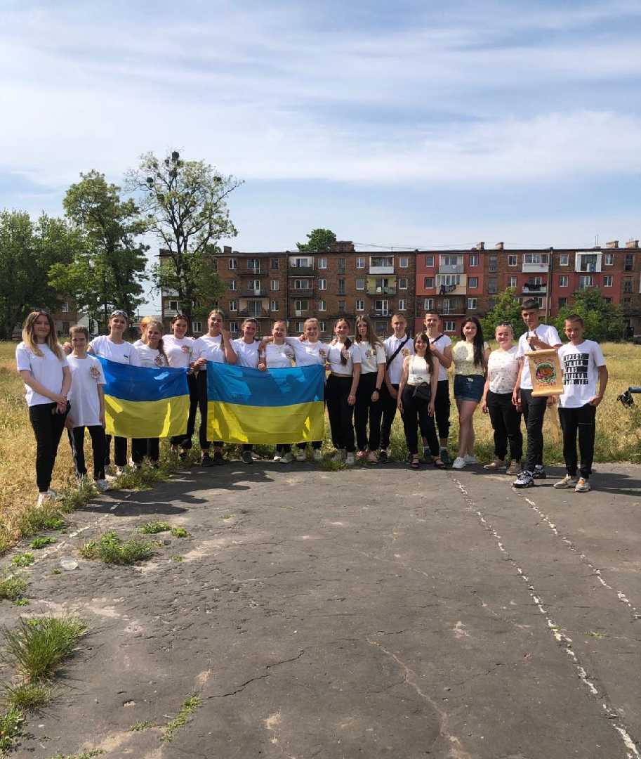 Вітаємо учнів 8 класу,  команду 