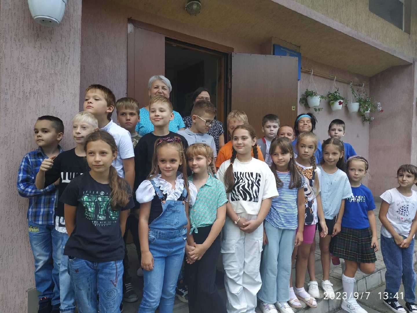 Сьогодні, гарного сонячного осіннього дня, учні 3-В класу вирушили у цікаву подорож до міської бібліотеки 