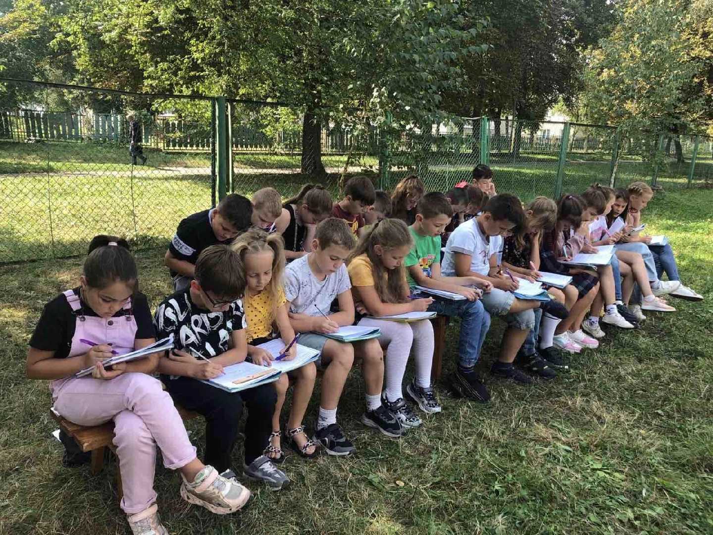 Побачити себе у цьому світі, згуртуватися, відкривати для себе нове, розвивати увагу, мислення - це і не тільки дають уроки поза стінами навчальних закладів.