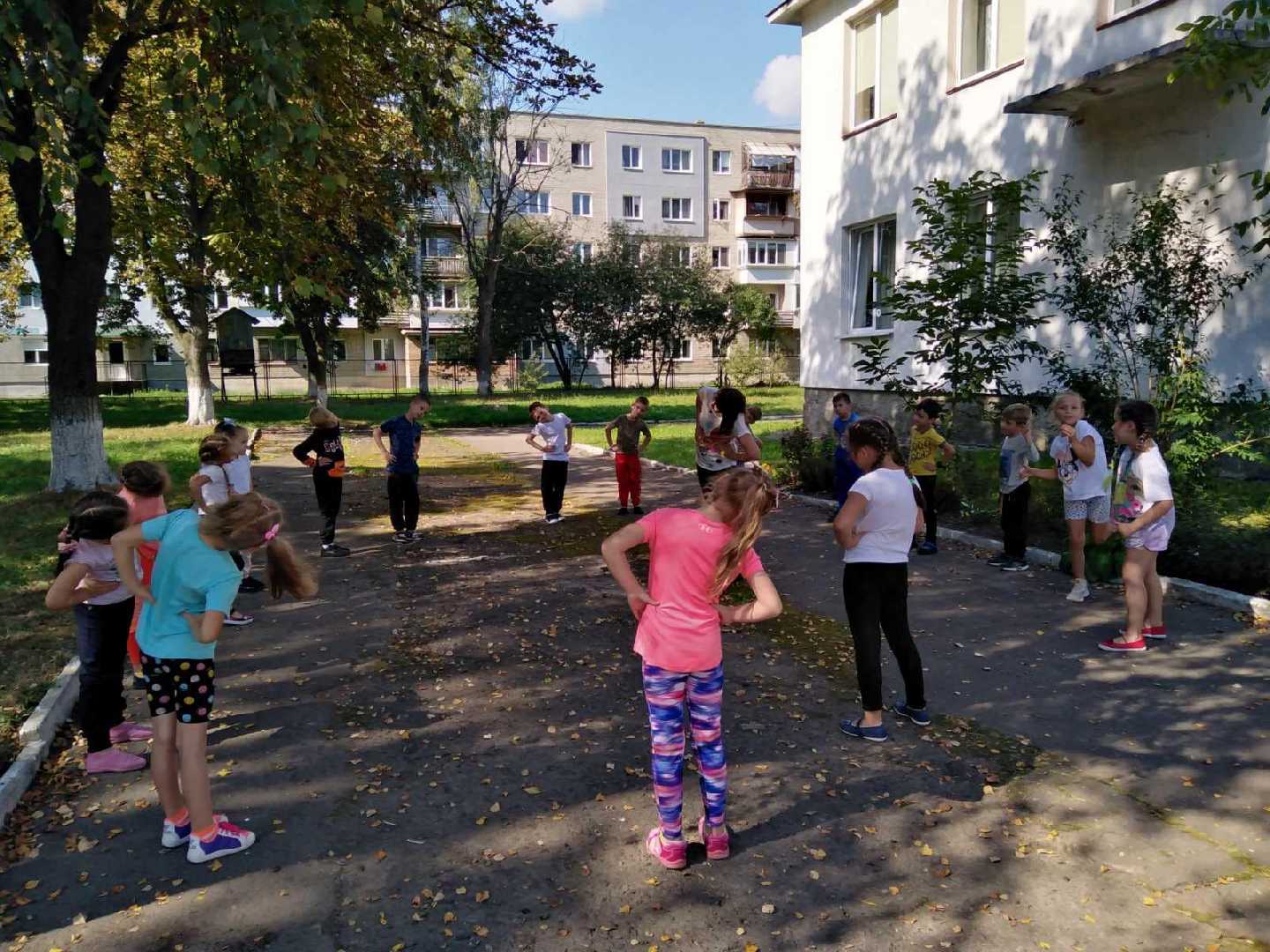 Рухливі ігри на свіжому повітрі та спортивні естафети у 1-их класах