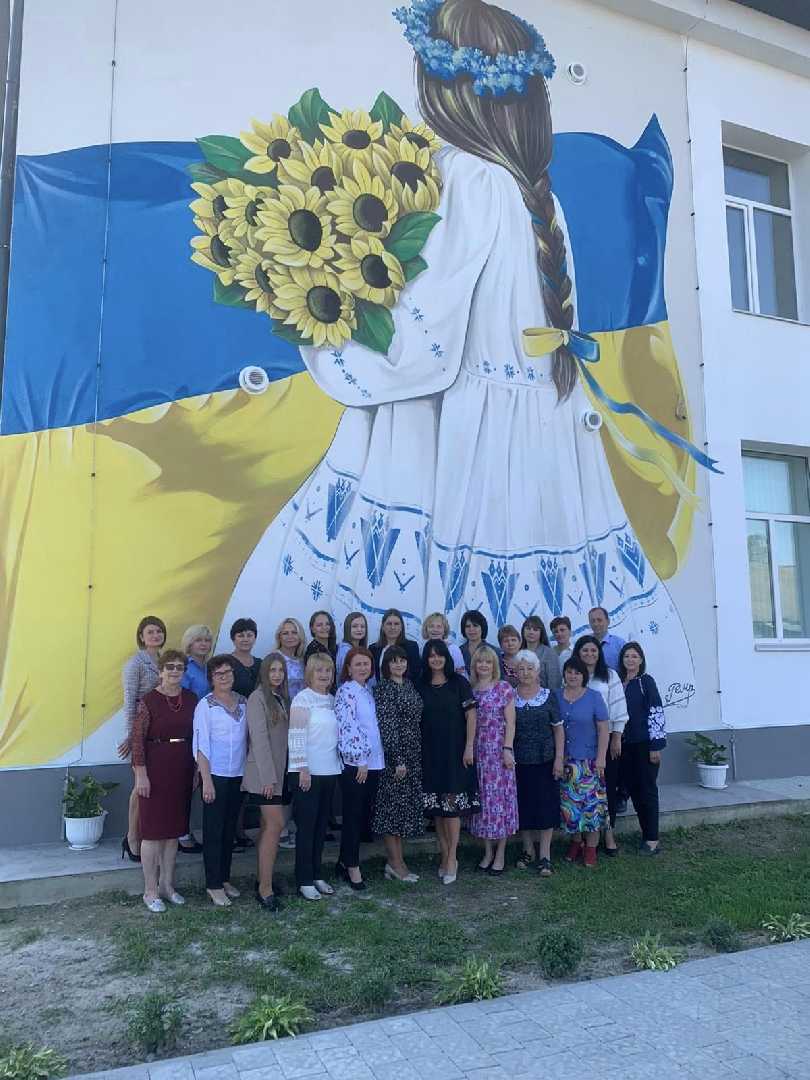 Дорогі мої колеги! З професійним святом вас! День Учителя - свято мудрих, сильних, добрих і талановитих людей. Учитель - це душа, це любов, це знання, це майбутнє, це Людина. Дякую вам за вашу самовіддану працю на освітянському фронті. Міцного здоров'я вам, творчого натхнення, витримки, міцних нервів, талановитих і чемних дітей, мудрих батьків, щастя самореалізації, задоволення від роботи.  Божого благословення, спокою, миру, тепла, затишку вам і вашим родинам! Нехай усіх вас береже Господь!