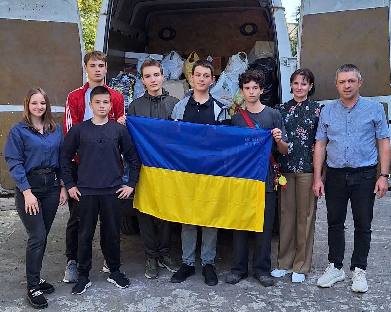 Сьогодні вся шкільна родина Гімназія #12 Червоноградської ТГ  доєдналася до збору коштів, продуктів харчування, солодощів та медикаментів для наших Захисників та Захисниць. 