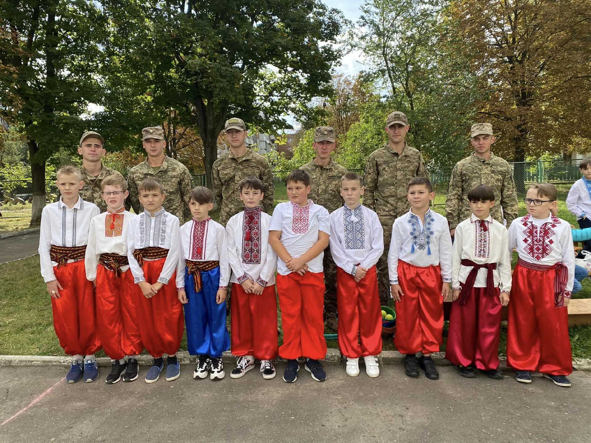 Сьогодні наші учні, вчителі, батьки та гості зібралися великою шкільною родиною на свято  «Ми роду козацького діти, землі української цвіт». 