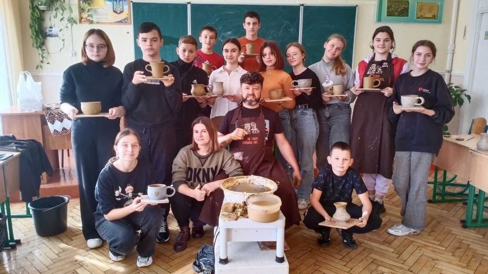 Технологічні секрети та магію гончарного ремесла відкривали учням 8- Б класу 