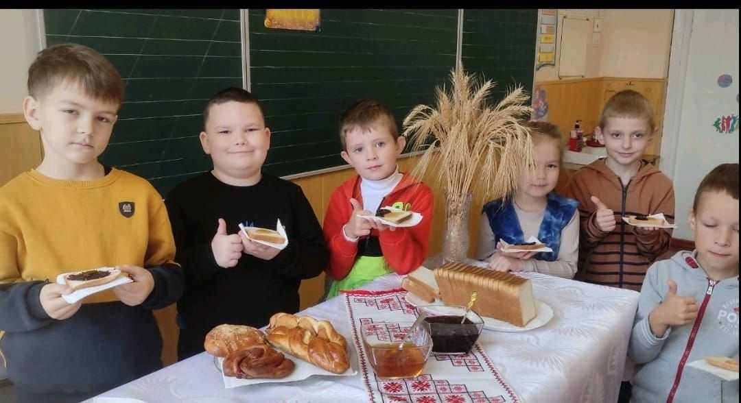 У Всесвітній день хліба учні 1-В класу (учитель Сьомкіна Н.А.) добре запам'ятали, що хліб-народне багатство. 