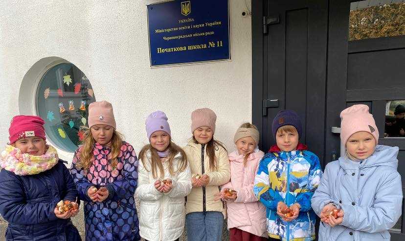 Діти - це наче квіти, а яка школа без дітей та квітів? Мабуть, точно не наша. Бо територію  школи прикрашають найпрекрасніші квіти – починаючи з ранньої  весни і до пізньої осені. 