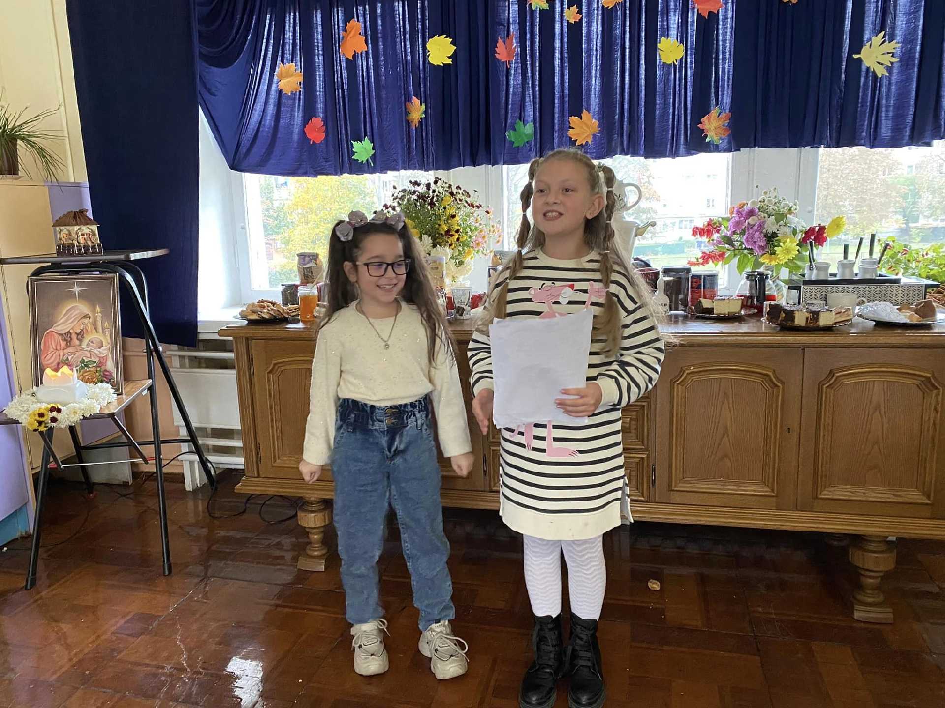 Сьогодні у нашій школі  вихованці гуртка  «ДоРеМійки»  разом із своїм керівником Чобоняном В. С. запросили  вчителів, батьків на чайну церемонію.  