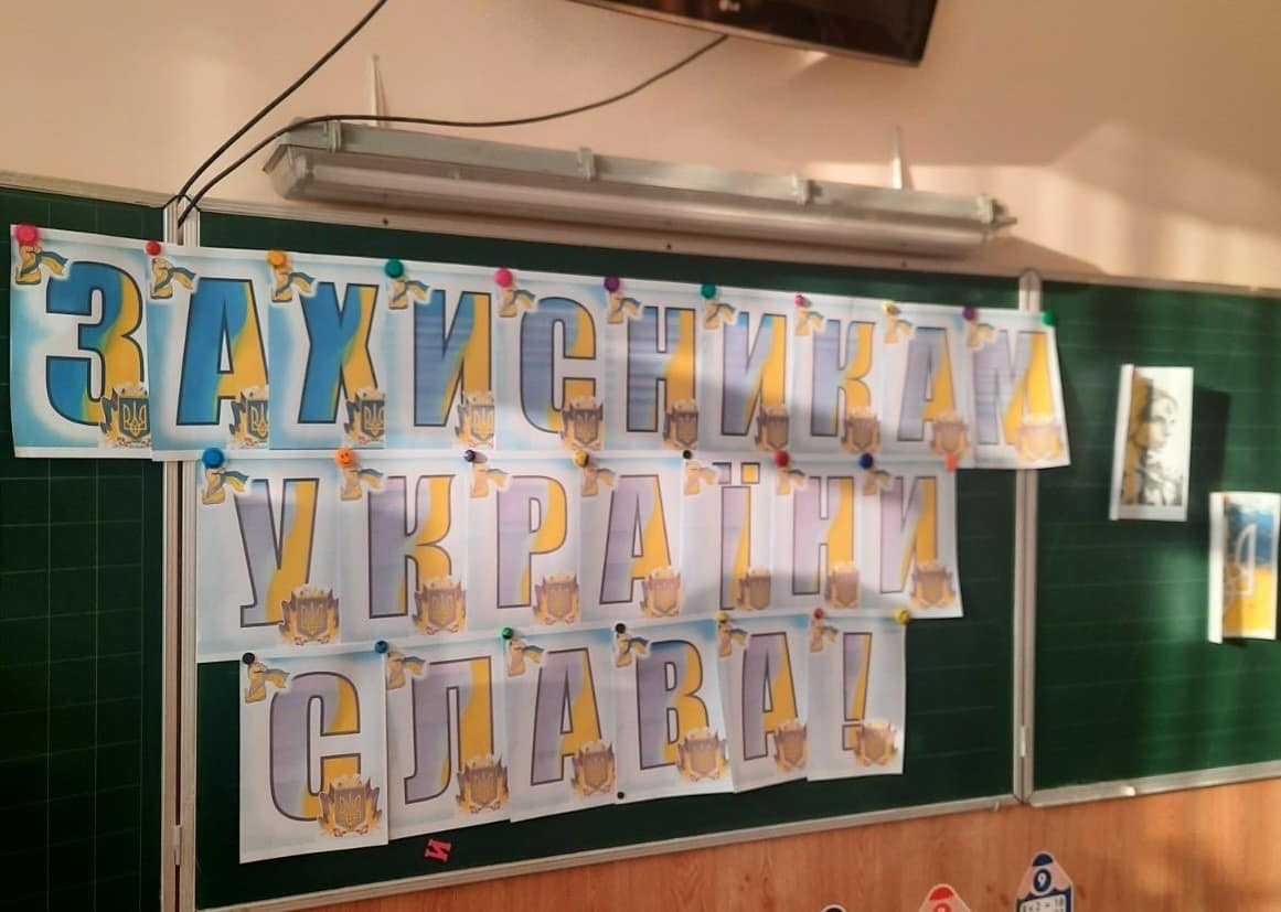 У такий знаменний день вітаємо всіх чоловіків, хлопців, жінок та дівчат, всіх тих, хто стоїть на захисті кордонів нашої Батьківщини!