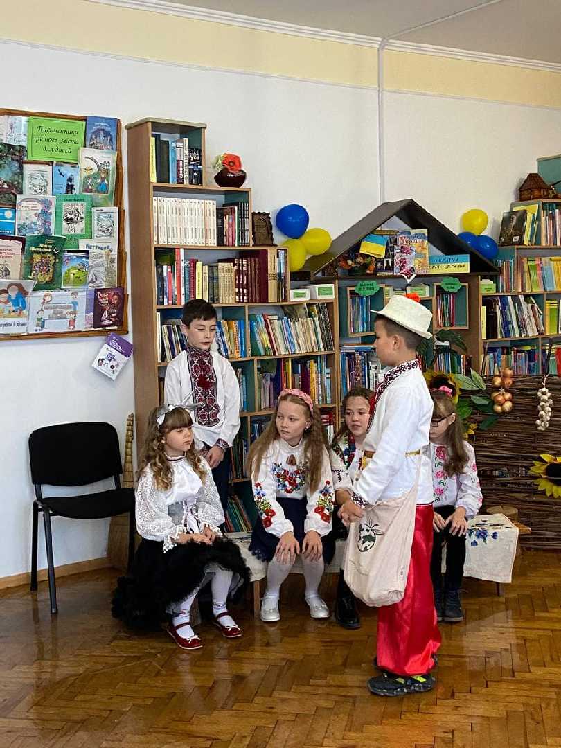 то ж не любить казок? Мабуть, не знайдеться таких, адже усі ми любимо і слухати, і читати казки. А ще цікавіше , коли захоплюючі події відбуваються на сцені, коли ти поринаєш у світ доброти, щирості, у якому Добро завжди перемагає Зло! 