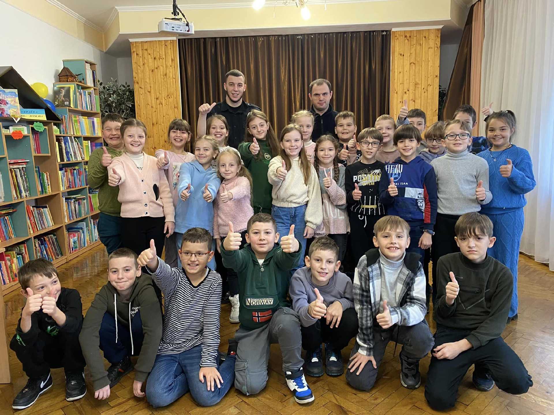 Полісмени розказали учням про правила безпечної поведінки в інтернеті.