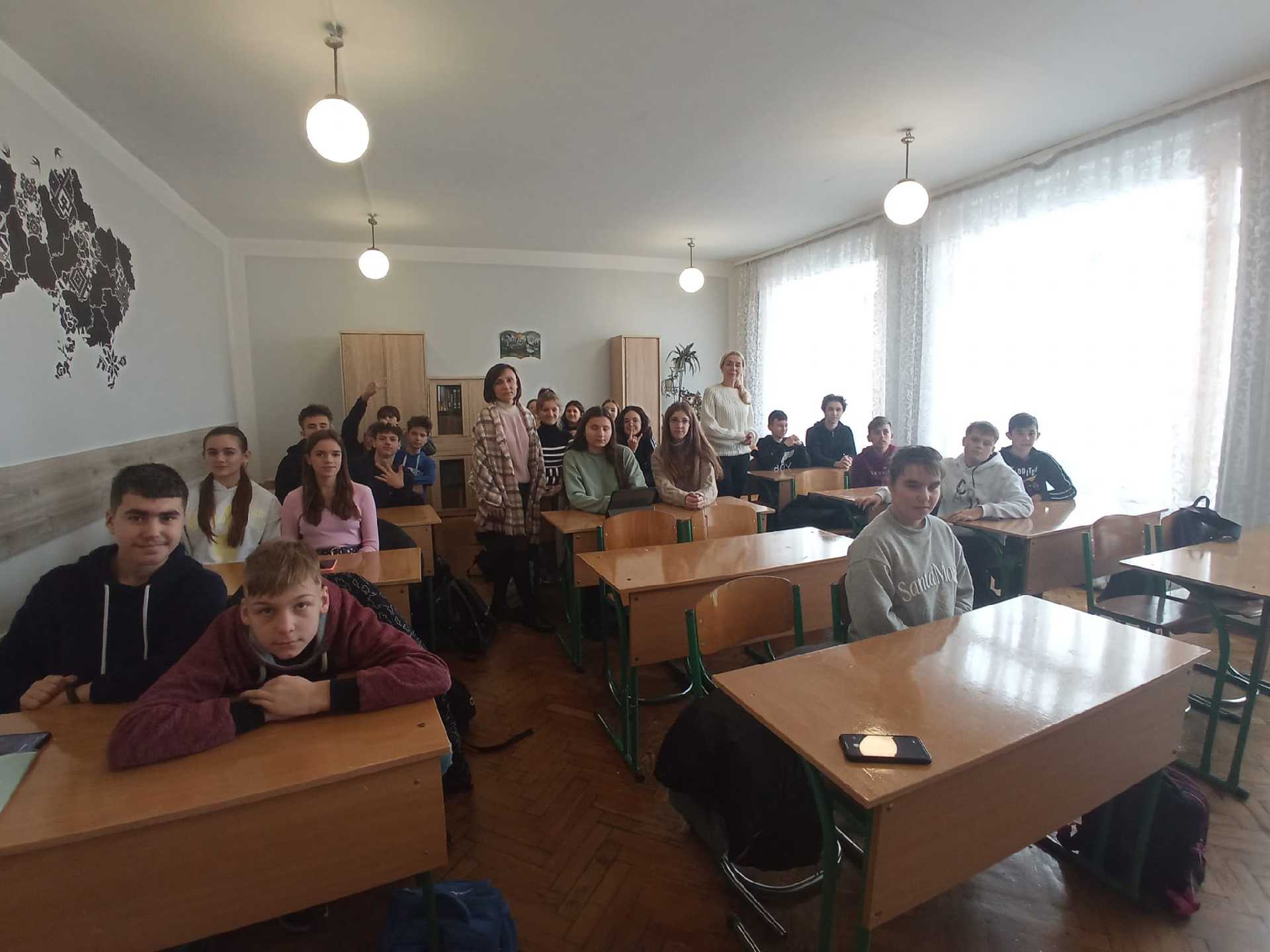 Сьогодні на зустріч до учнів 8-д класу завітали фахівці Денний центр соціально- психологічної допомоги