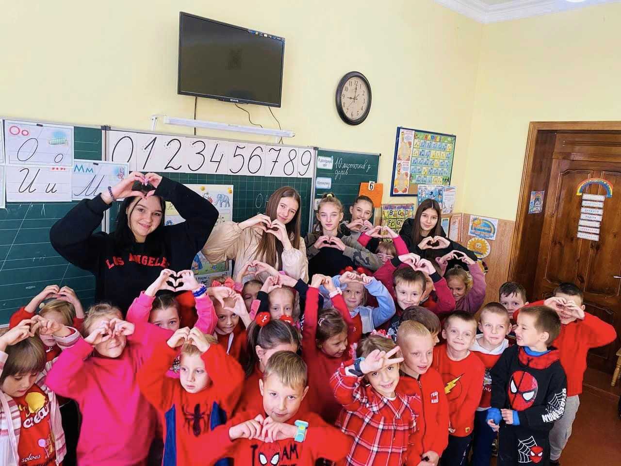 З 16.10. -20.10. 2023 року проходив тематичний тиждень «Кольоровий тиждень» присвячений до Дня яскравого одягу.