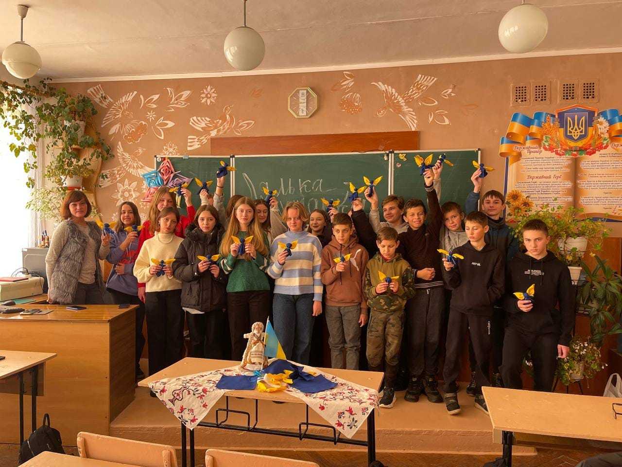 Майстер-клас , де школярі виготовляли  ангелів-охоронців за мотивами ляльки-мотанки.