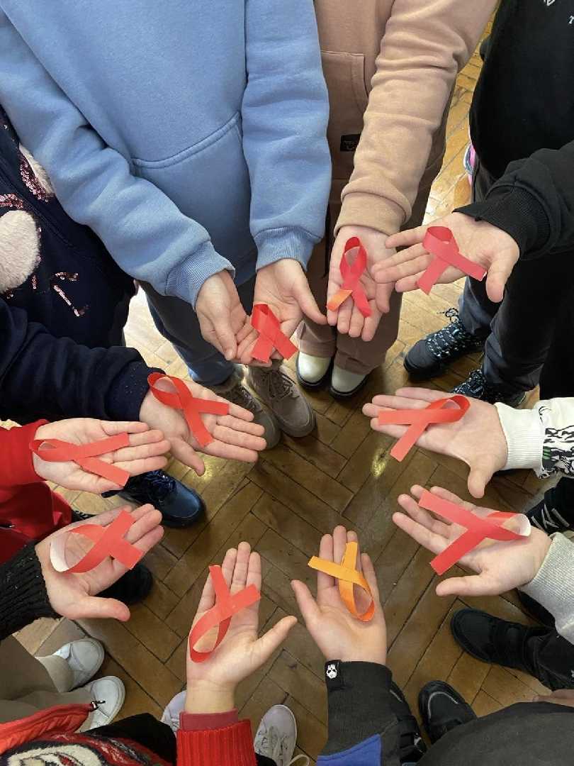 До Всесвітнього дня боротьби зі СНІДом у школі були проведені інформаційні заходи.