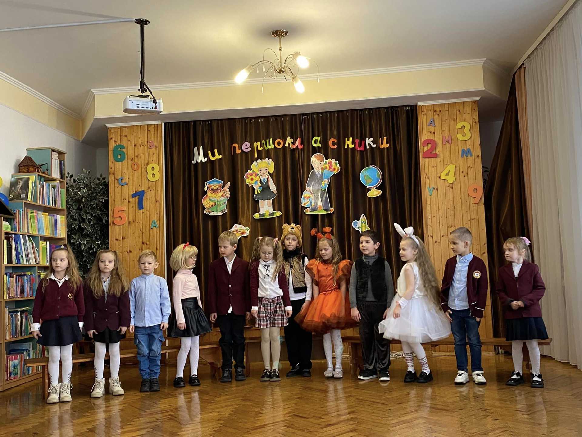 Сьогодні у 1-В класінезвичайний хвилюючий день.  Адже саме 100 днів тому до нашої чудової школи завітали дуже цікаві та  симпатичні хлопчики та дівчатка. 