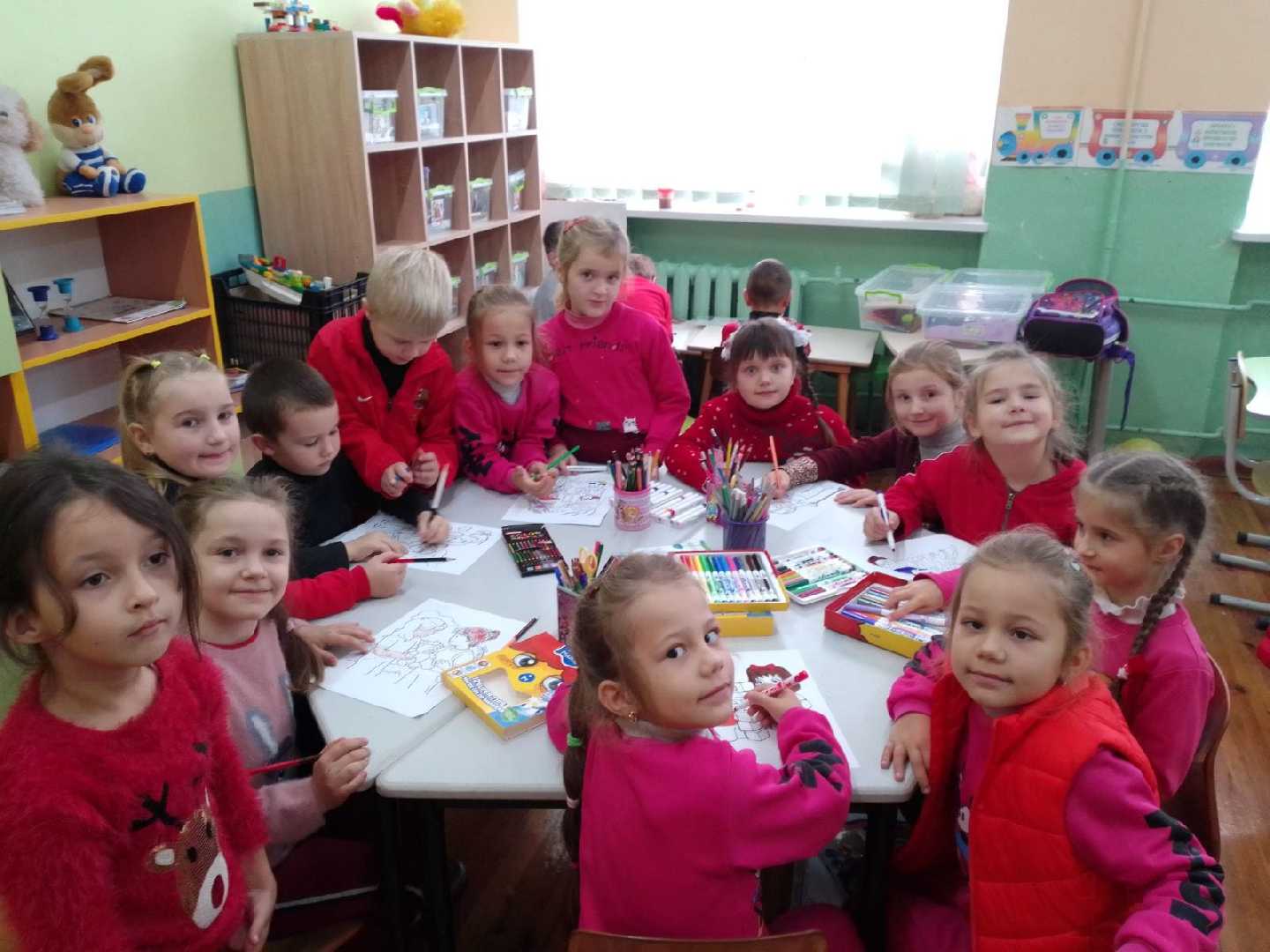 Четвер - День Героїв доброти. (Колір: червоний, рожевий, бордо).