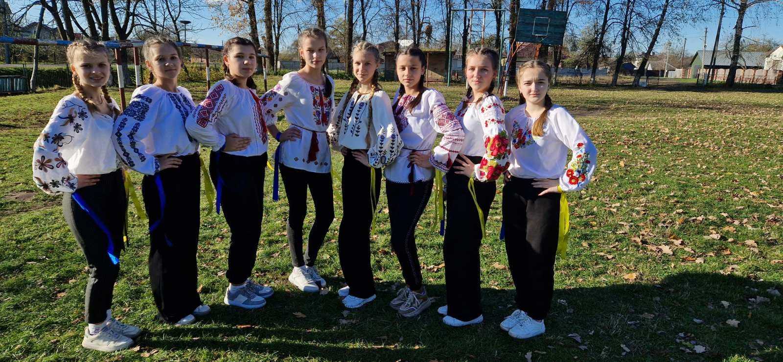 З Днем Гідності та Свободи! Підготували учні 8 кл.разом з кер. хореогр. гуртка Гілевич Н.В.