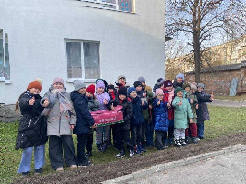 Вже другий рік  наша школа є учасником проєкту від #Flowers4School.  У цьому році ми збирали кошти для придбання цибулинок голландських тюльпанів
