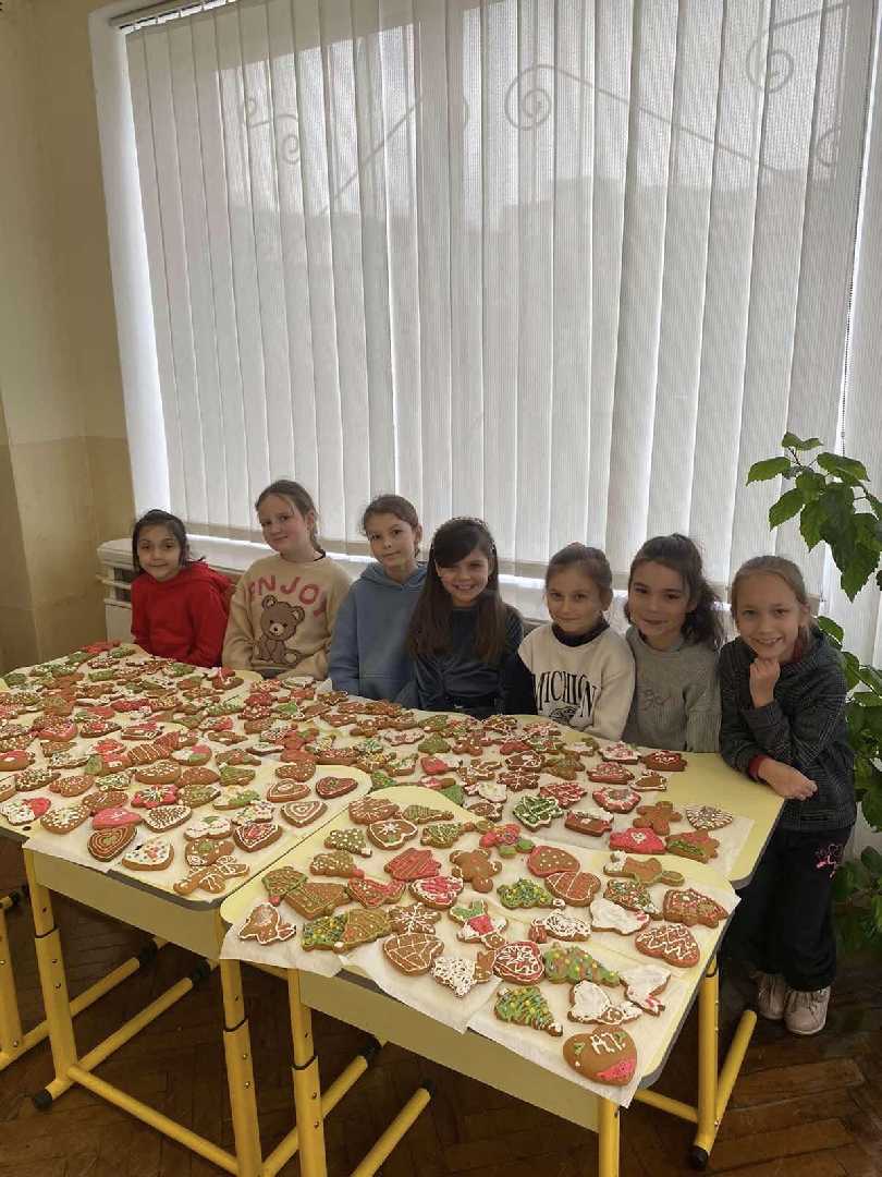Творча майстерня у 3-А. Вже не вперше ми розмальовуємо та оздоблюємо пряники, які випікає  для наших захисників невтомна трудівниця  Ірина Куньо.