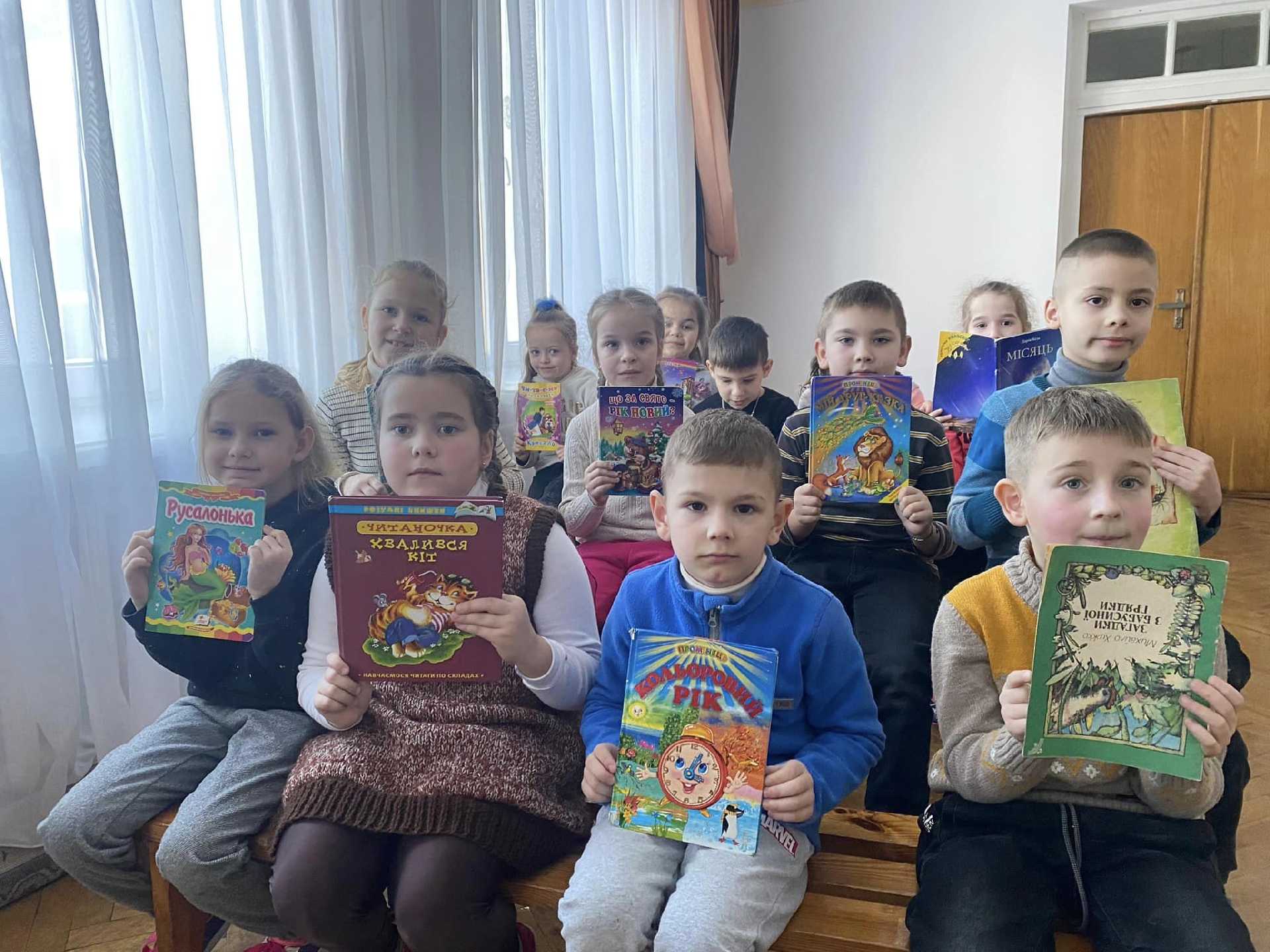 Сьогодні учні 1-А класу (класний керівник Уляна Чавс) завітали до шкільної бібліотеки. 