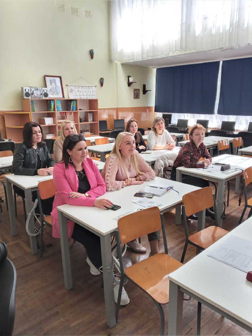 КРУГЛИЙ СТІЛ