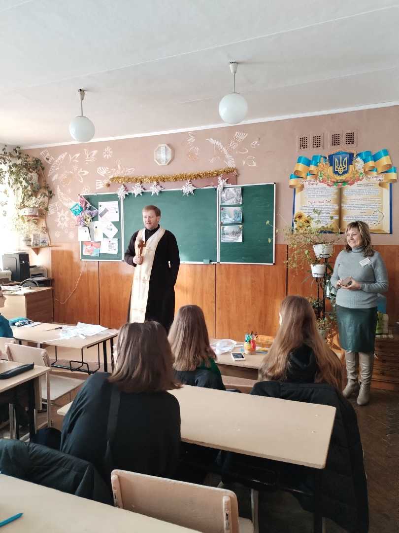 Із Йорданськими відвідинами до Гімназії 12 завітав о. Роман Сковрон. 