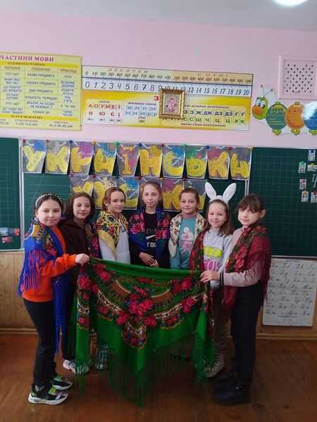   А наша хустина - жіноча прикраса. 