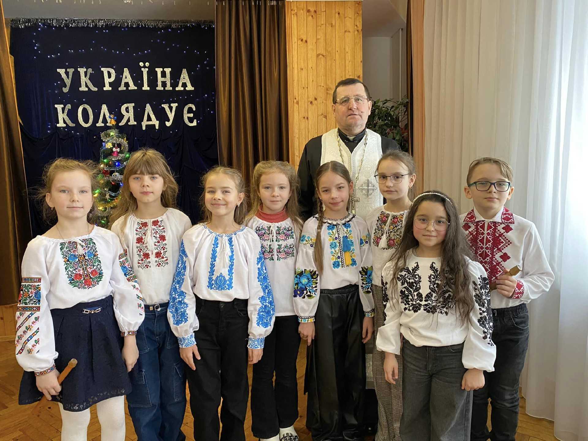 Духовний наставник нашої школи отець Іван Макух із Собору рівноапостольного князя Володимира сьогодні  окропив нашу школу.