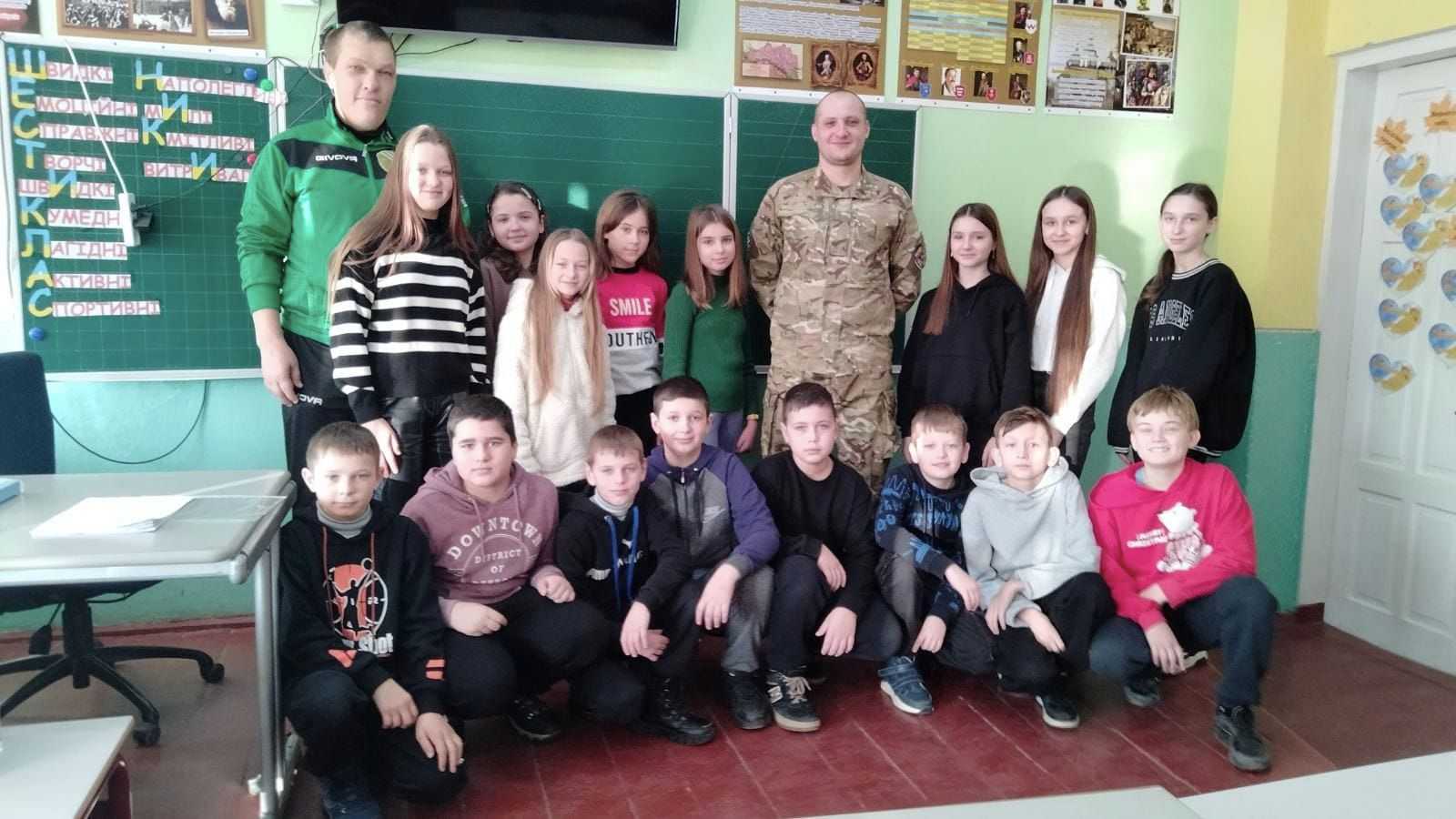 Вчора до нашої гімназії завітав особливий гість - Сторощук Юрій. Наш випускник, тато одного з шестикласників, котрий з перших днів війни захищає рідну землю від лютого ворога. 