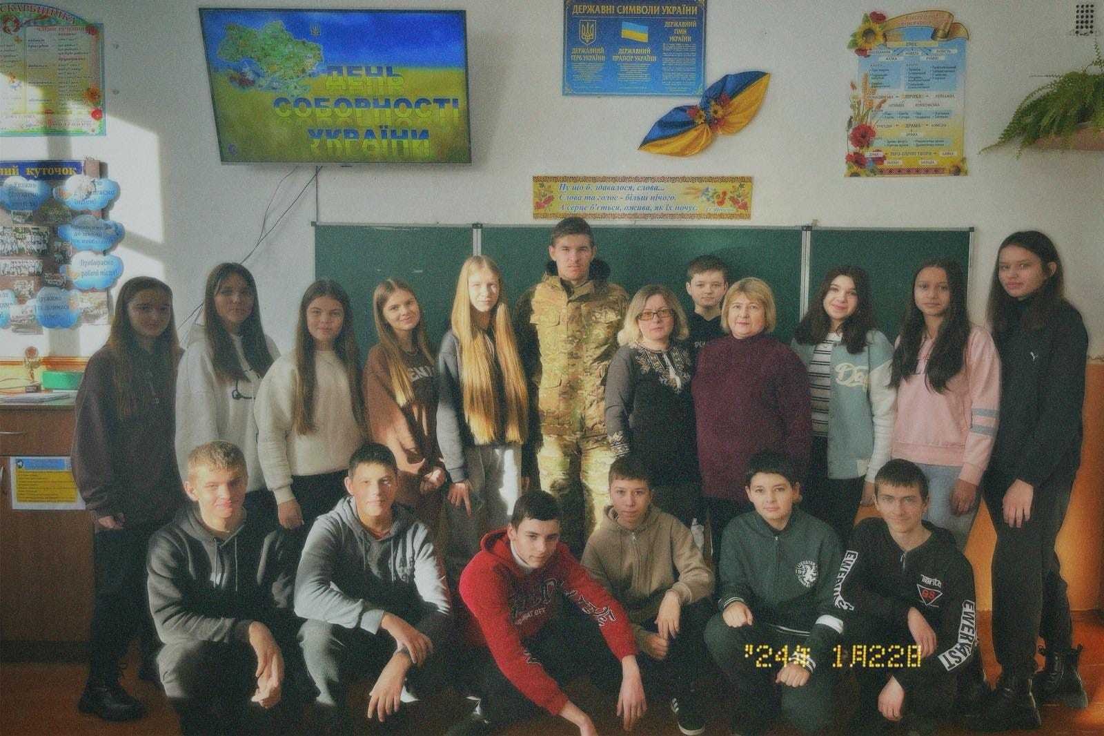 В День Соборності України стіни рідної гімназії відвідав наймолодший захисник з нашого села Дмитро Наливайко, який перебуває на реабілітації після поранення.