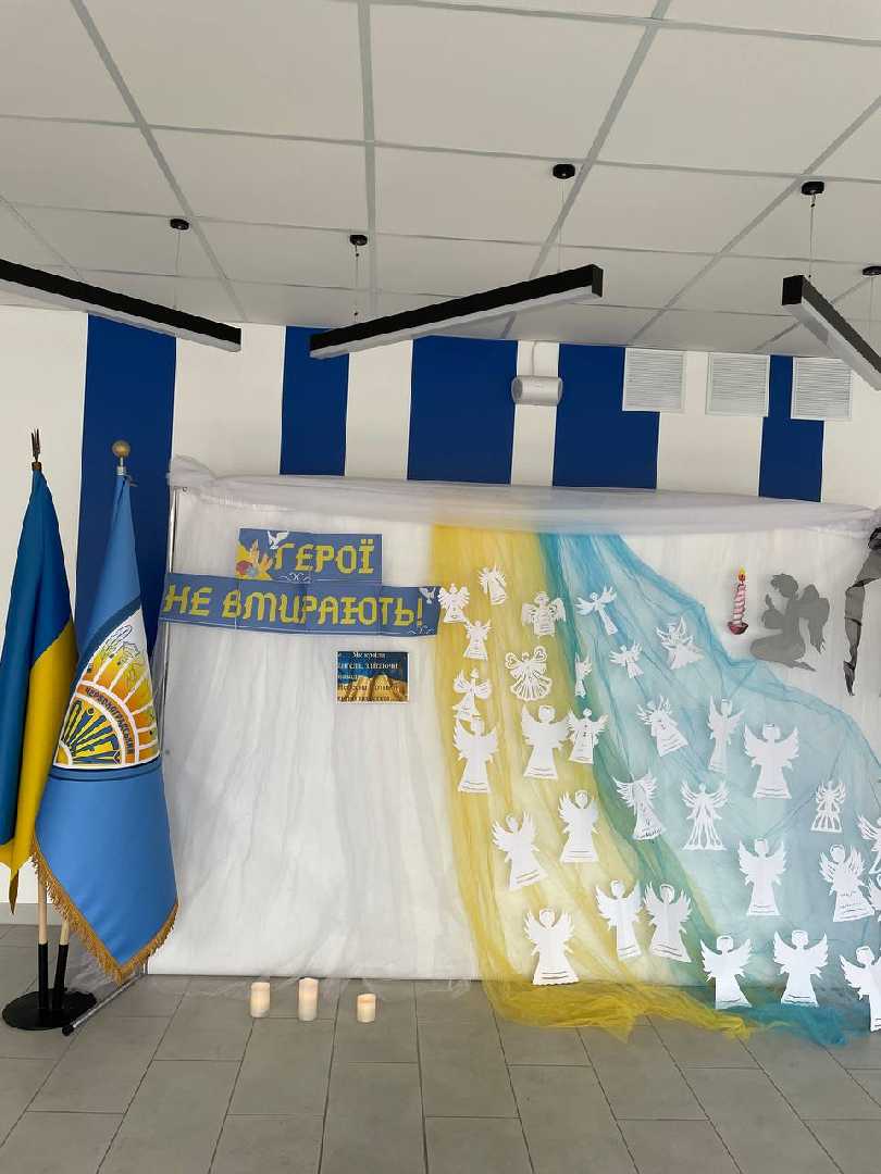 «... Як крила ангела, злітаючи назад, Небесна Сотня в вирій полетіла...»